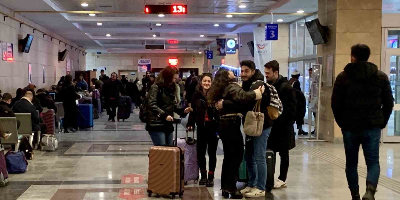 Uzaktan Eğitim Kararıyla Birlikte Eskişehir’de Öğrenci Göçü Devam Ediyor