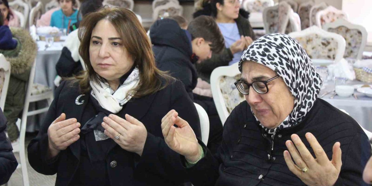 Oğlunun Şehit Aylığıyla Depremzedelere Yemek Hazırladı