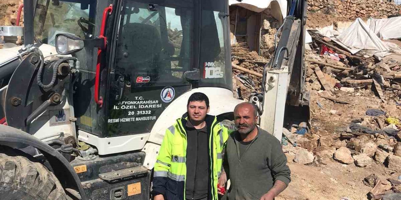 Enkazdan Çıkardığı 100 Bin Tl’lik Altın Ve Parayı Sahibine Teslim Etti