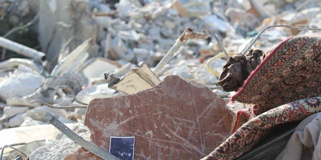 Deprem Enkazlarından Çıkan Mutlu Hatıralar