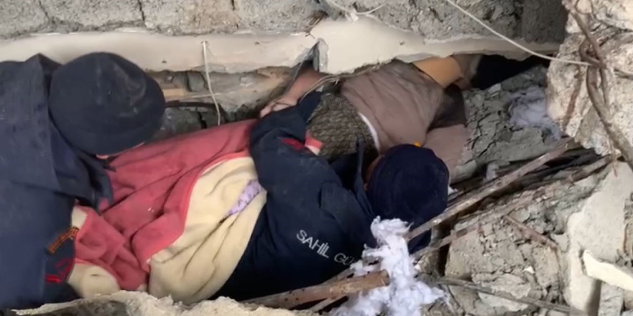 Sahil Güvenlik Ekipleri 274 Vatandaşı Enkazdan Sağ Kurtardı