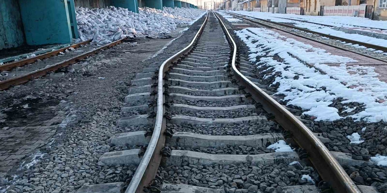 Gölbaşı’nda Deprem Tren Raylarını Büktü