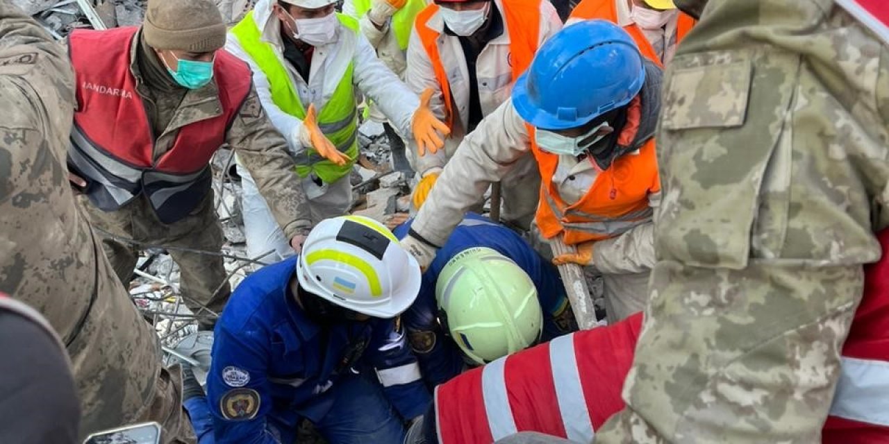 Ukraynalı Ekip Depremin 9. Gününde Bir Kadını Enkazdan Sağ Çıkardı