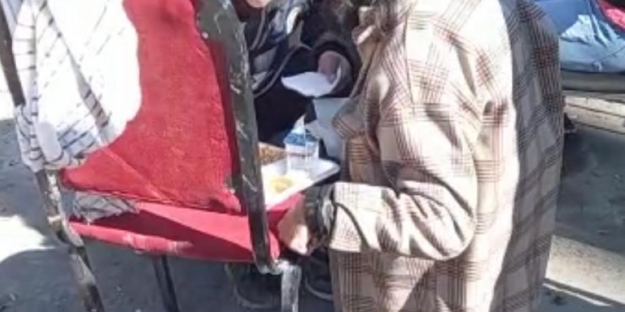 Diyarbakır Polisi, Engelli Vatandaşa Elleriyle Yemek Yedirdi