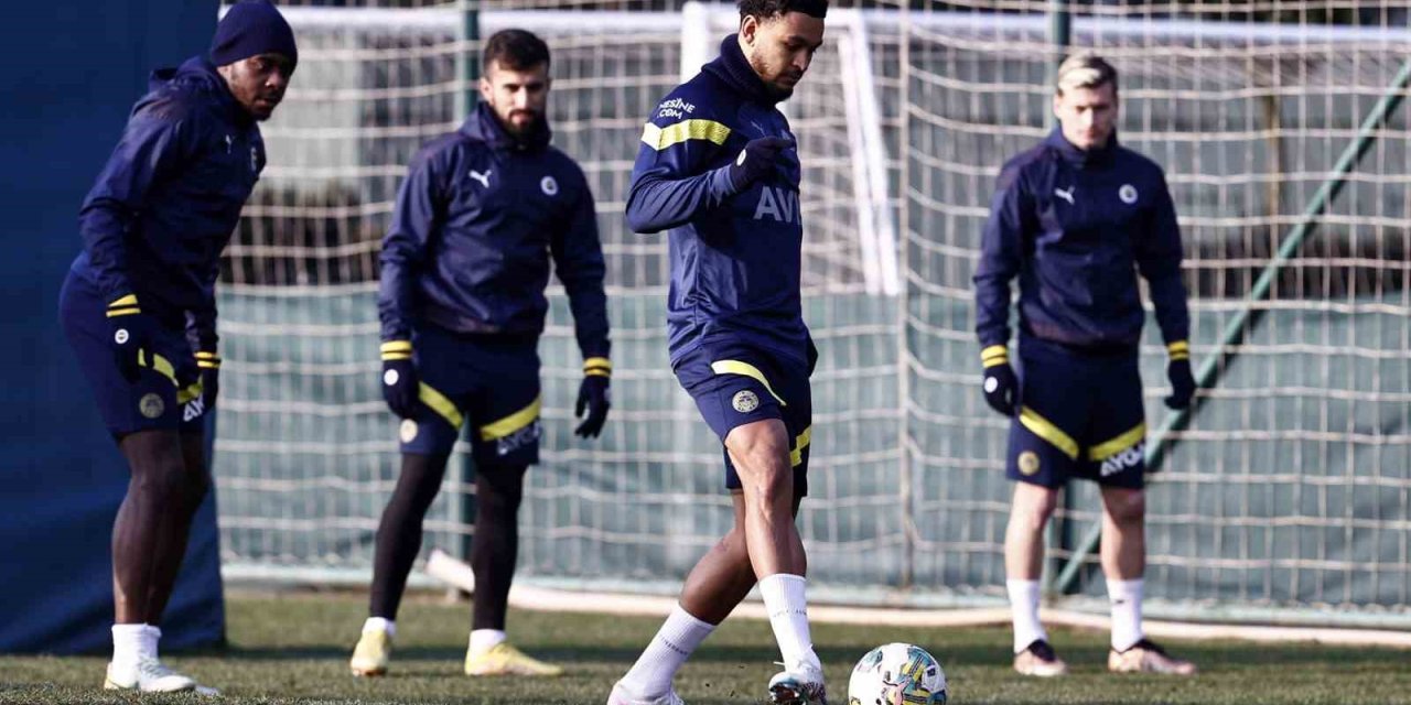 Fenerbahçe, Çalışmalarını Sürdürüyor