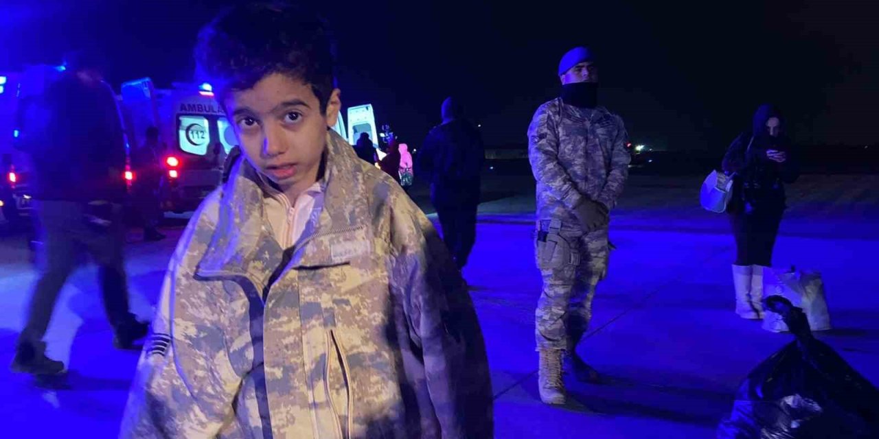 Adana’dan Askeri Kargo Uçağıyla 30 Yaralı Depremzede İstanbul’a Getirildi