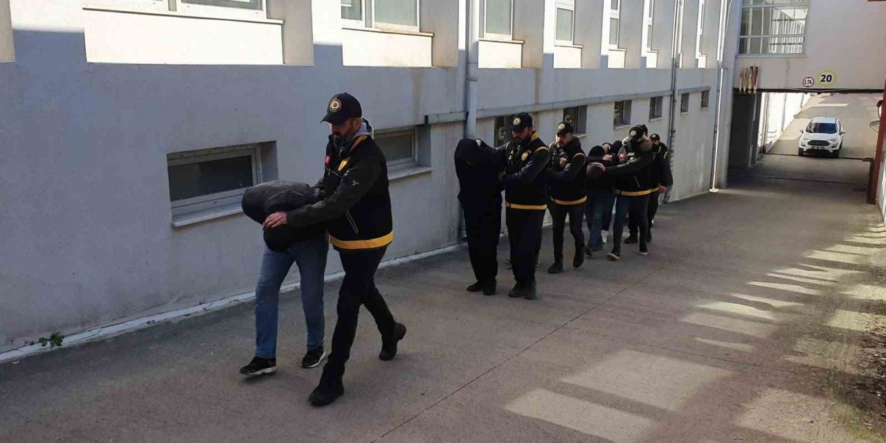 Depremzedelerin Eşyalarını Çalan 7 Kişi Yakalandı