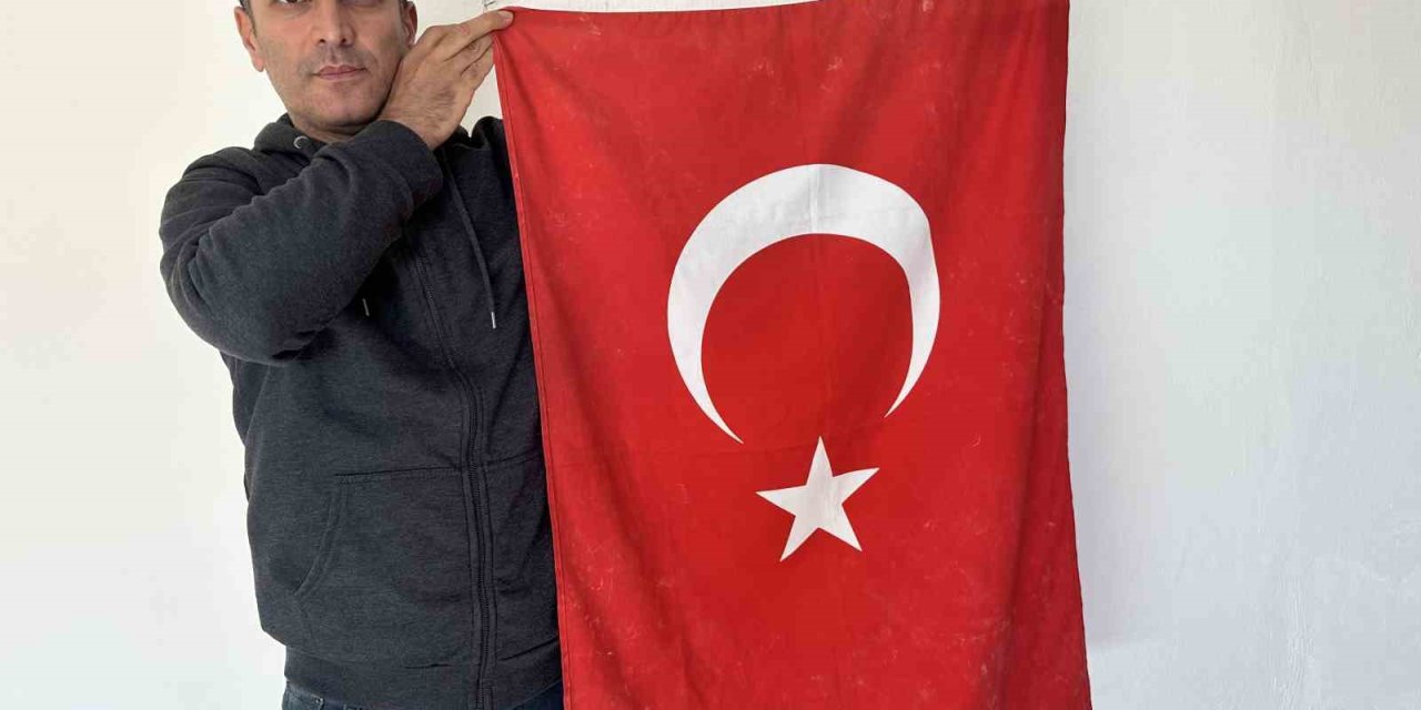 Gazetecinin Türk Bayrağı Hassasiyeti Görenleri Duygulandırdı