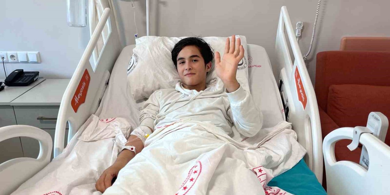 Enkazdan Çıkarıldı, Ailesi Hayatını Kaybetti