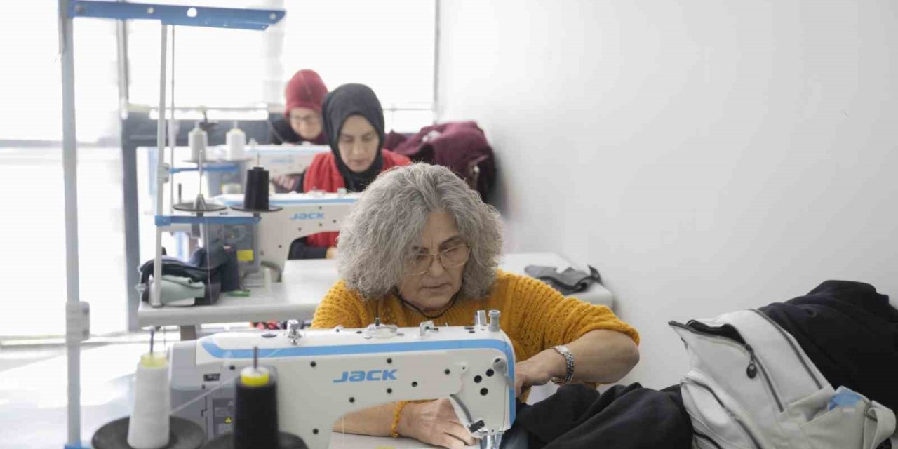 Mercek Depremzedeler İçin Üretiyor