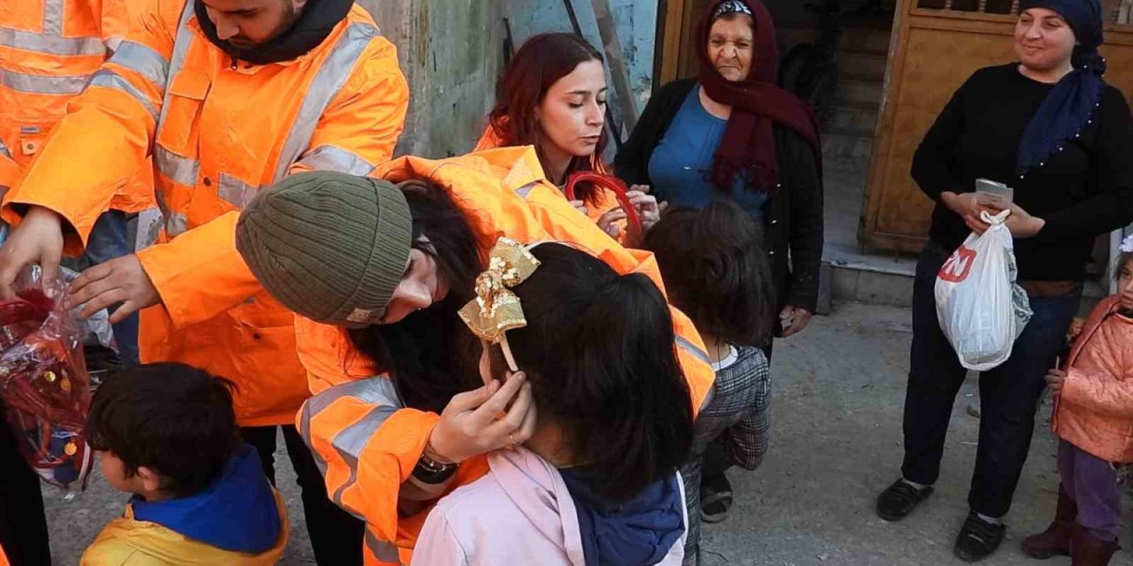 Gönüllülerden Depremzede Çocuklara Sıcak Dokunuş