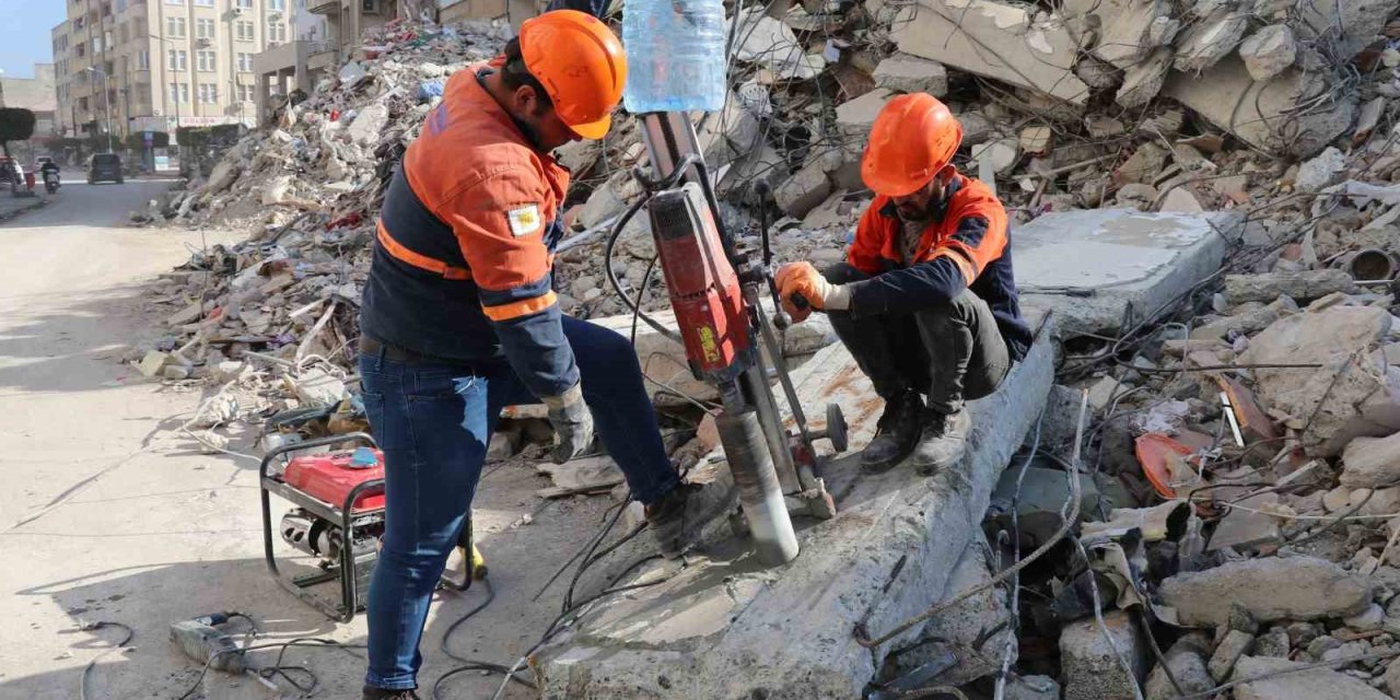 İskenderun’da Enkazlardan Deliller Toplanıyor