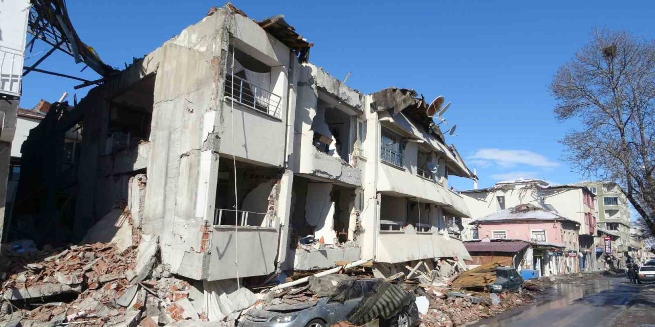 Depremin Vurduğu Doğanşehir, Harabeye Döndü