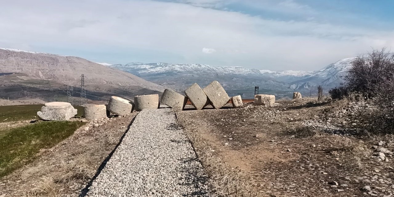 Deprem, Tonlarca Ağırlıktaki ‘tokalaşma’ Sütunlarını Yıktı
