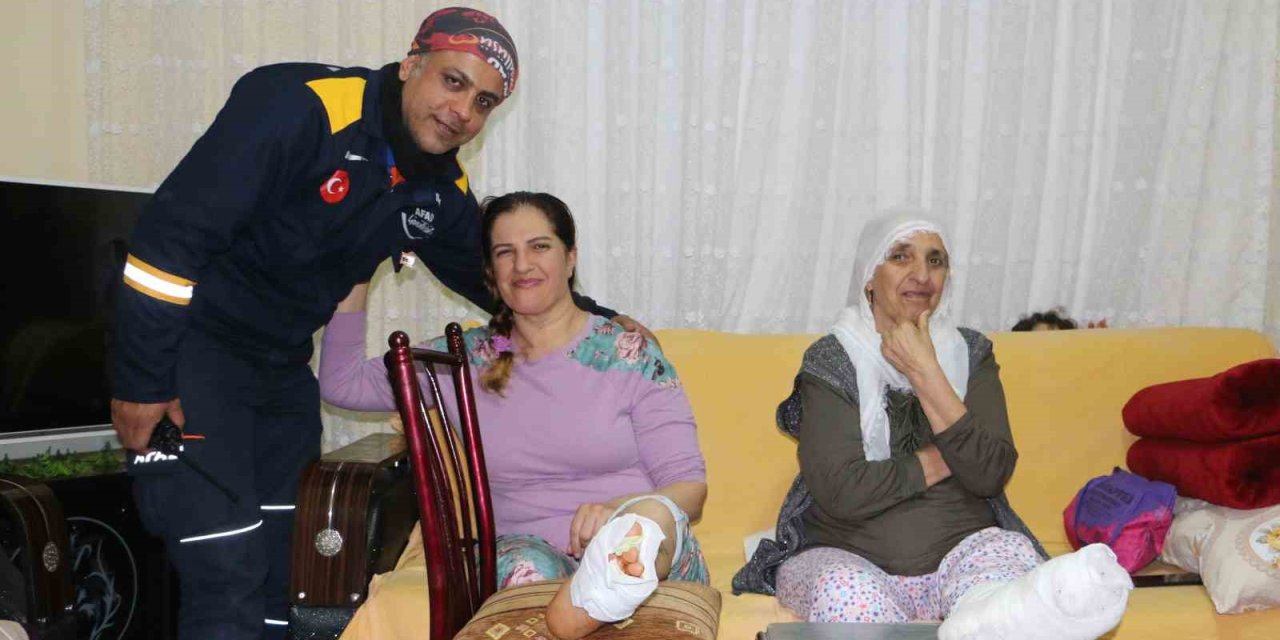 Afad Gönüllüsü, Enkazdan Çıkardığı Mesai Arkadaşı Ve Ailesiyle Buluştu