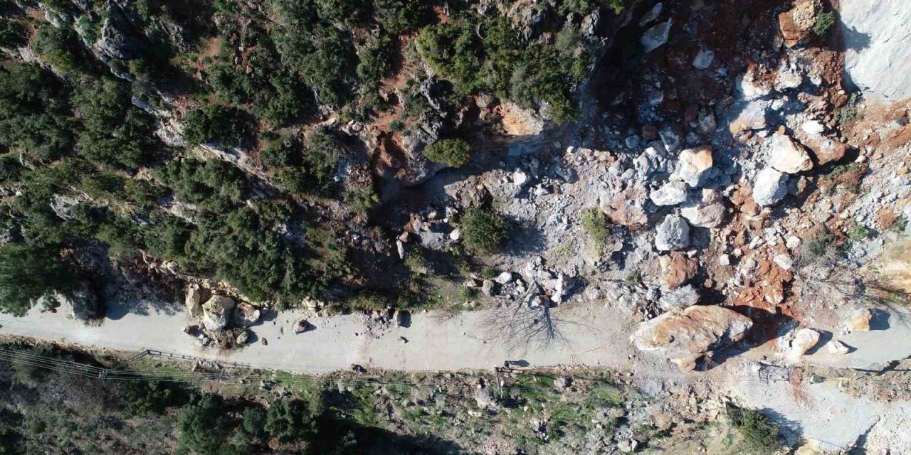 Devasa Kayalar Köyün Üzerine Yuvarlandı, Dehşeti Yaşadılar