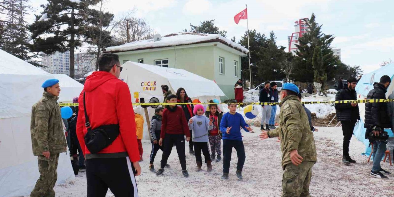 Komandolar İle Depremzede Çocukların Kıran Kırana Voleybol Maçı