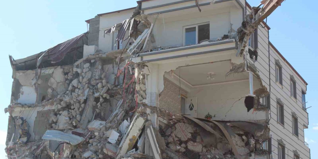 İslahiye’de Ağır Hasarlı Binaların Yıkımına Başlandı