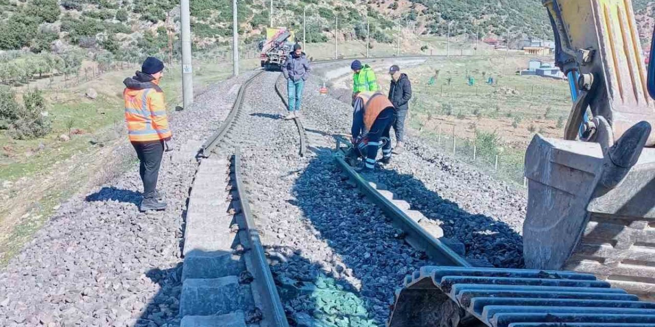 Tcdd Deprem Bölgesinde Hasar Gören Tren Raylarını Onarım Çalışmalarını Tamamlıyor