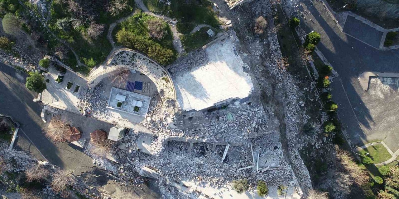 Tarihi Darb-ı Sak Kalesi Depremde Yıkıldı