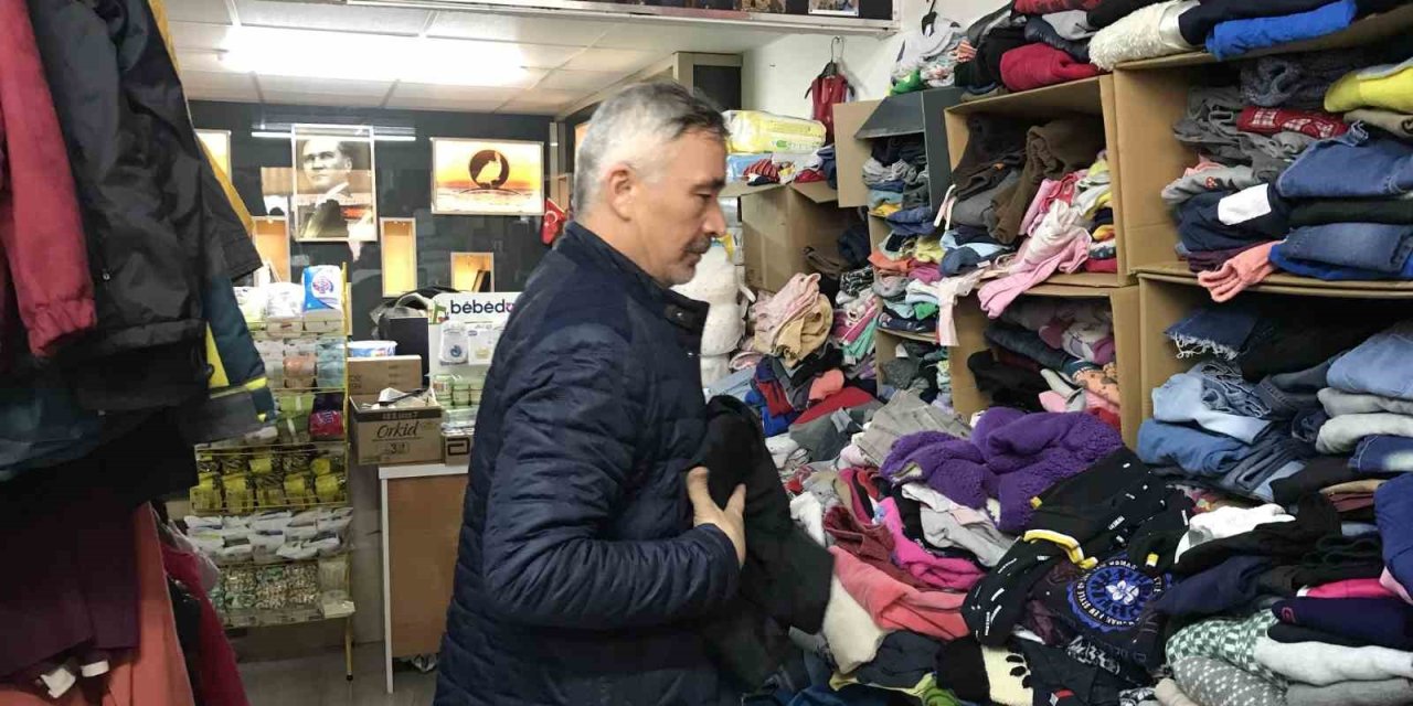 Acısını İçine Gömen Depremzede, Kendiyle Aynı Kaderi Paylaşanlara Yardım Etmek İçin Çalışıyor