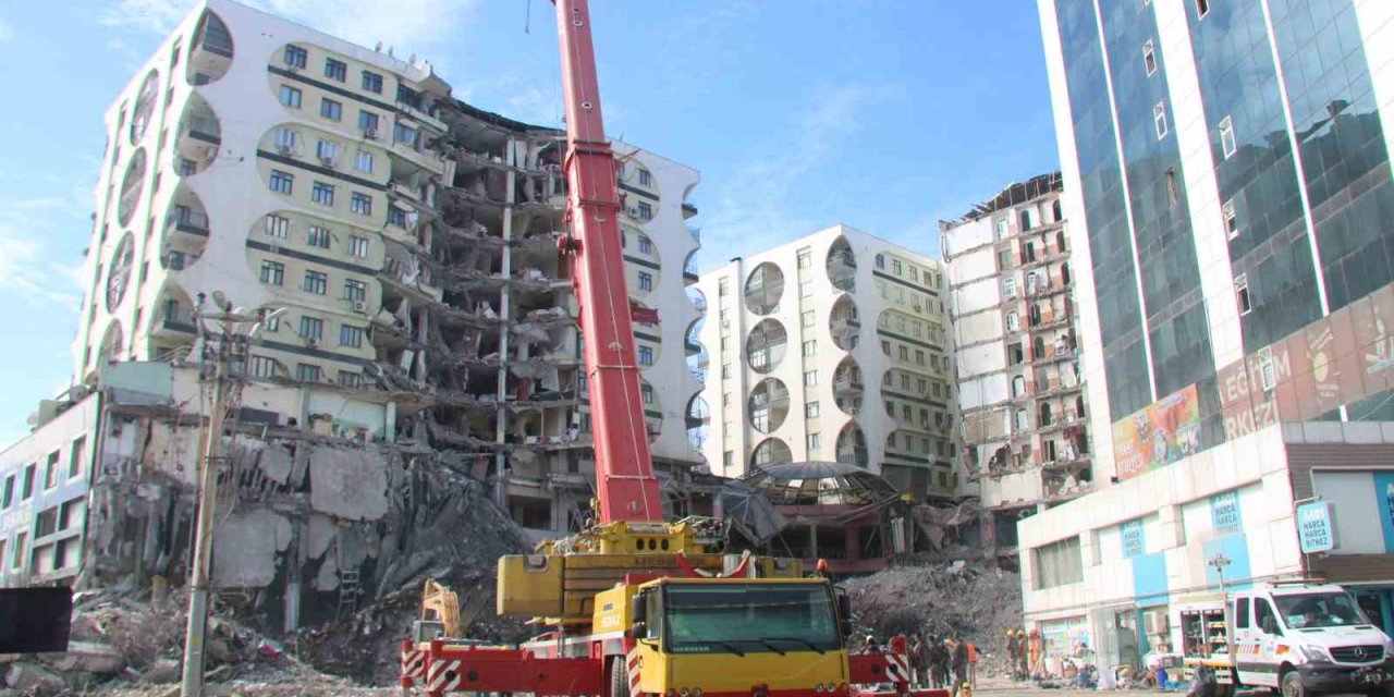 Diyarbakır’da 3 Enkazda Çalışmalar Sürüyor