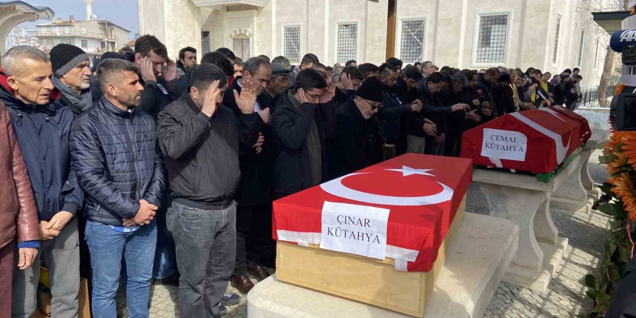 Depremde Hayatını Kaybeden Cemal Kütahya Ve Oğlu Çınar’a Acı Veda