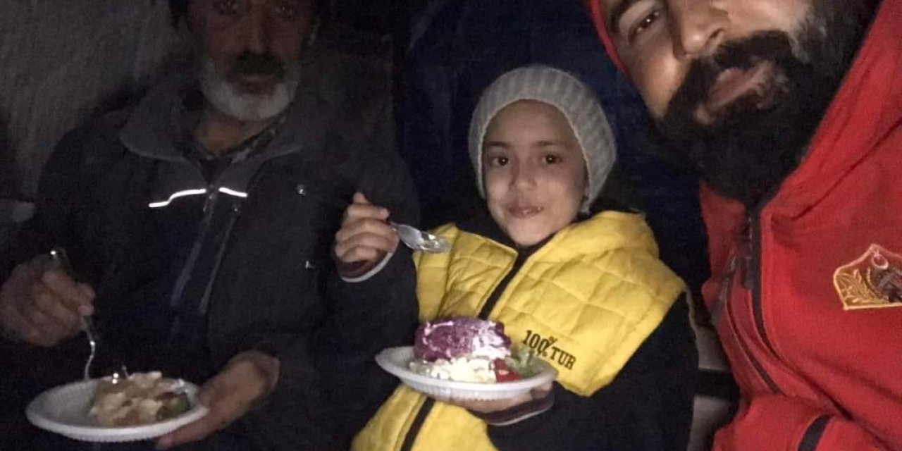 Kurtarma Ekiplerinden Depremzede Öznur’a 4 Pastalı Doğum Günü Kutlaması