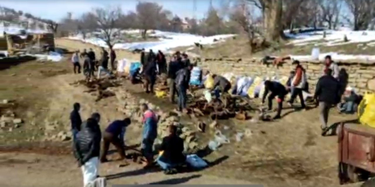 Kulp’ta Köylüler, Depremzedelerin Isınması İçin Balta Salladı