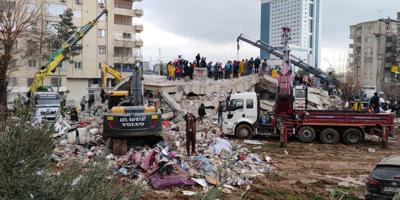 Deprem Soruşturmasında Gözaltı Kararı Verilen 14 Kişiden 3’ü Enkaz Altında Kalarak Öldü