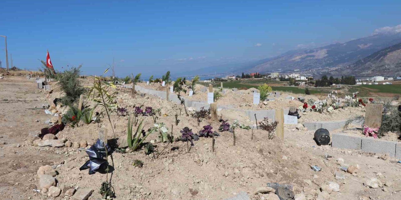 Depremde Hayatını Kaybedenlere Son Görev Hakkıyla Yapılıyor
