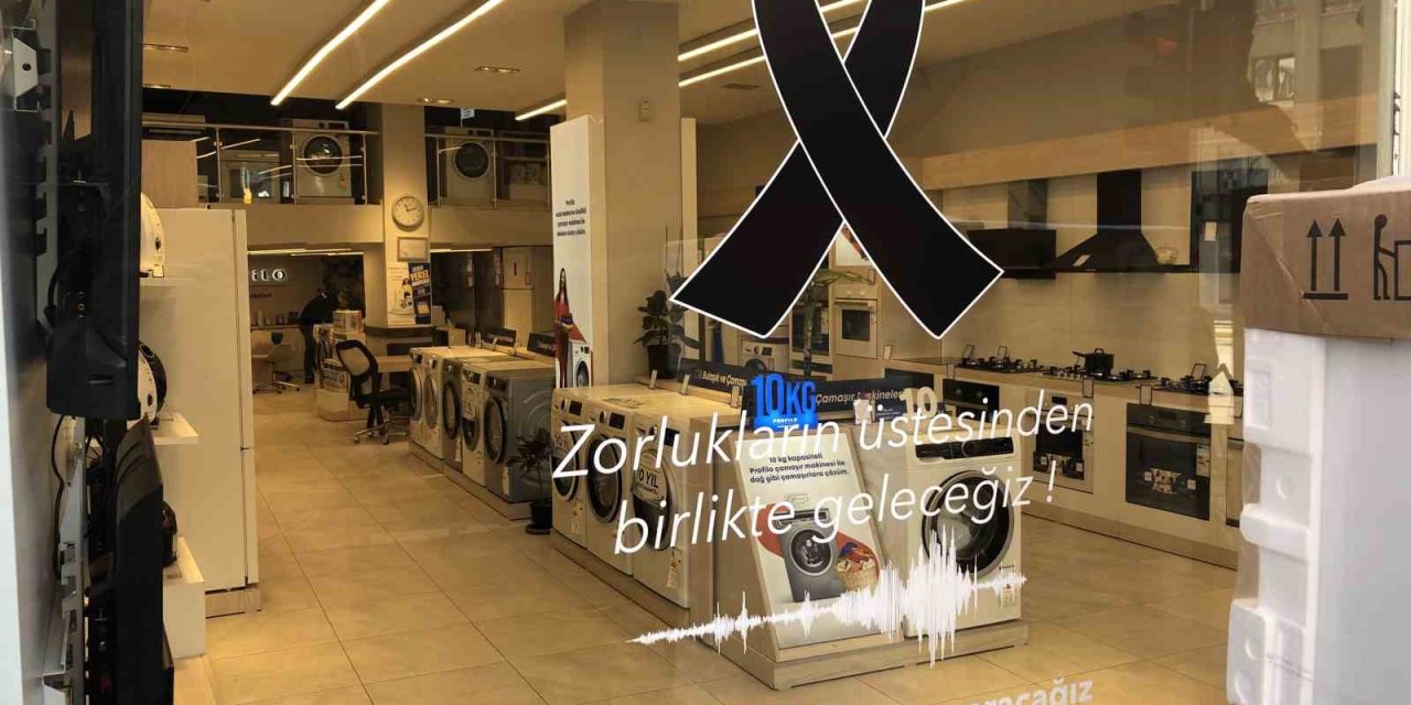 Eskişehir’de Esnaf ’asrın Felaketi’ Nedeniyle Camlarına Siyah Kurdele Yapıştırdı