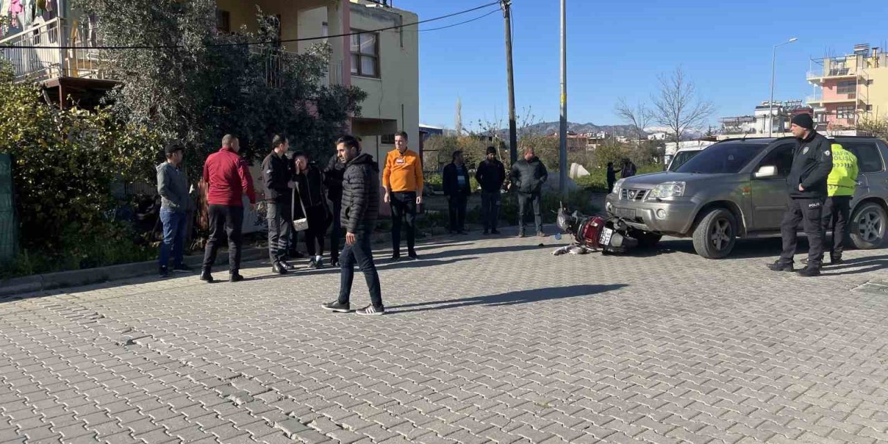 Gazipaşa’da Motosikletle Otomobil Çarpıştı