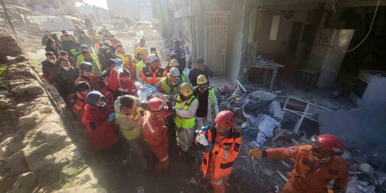 Hatay’da Bir Kadın Ve İki Çocuk 228. Saatte Sağ Olarak Kurtarıldı
