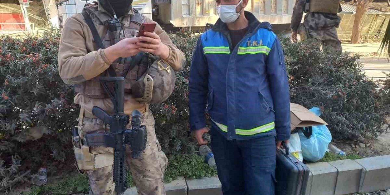 Enkazda Buldukları Para Dolu Çantayı Polise Teslim Ettiler