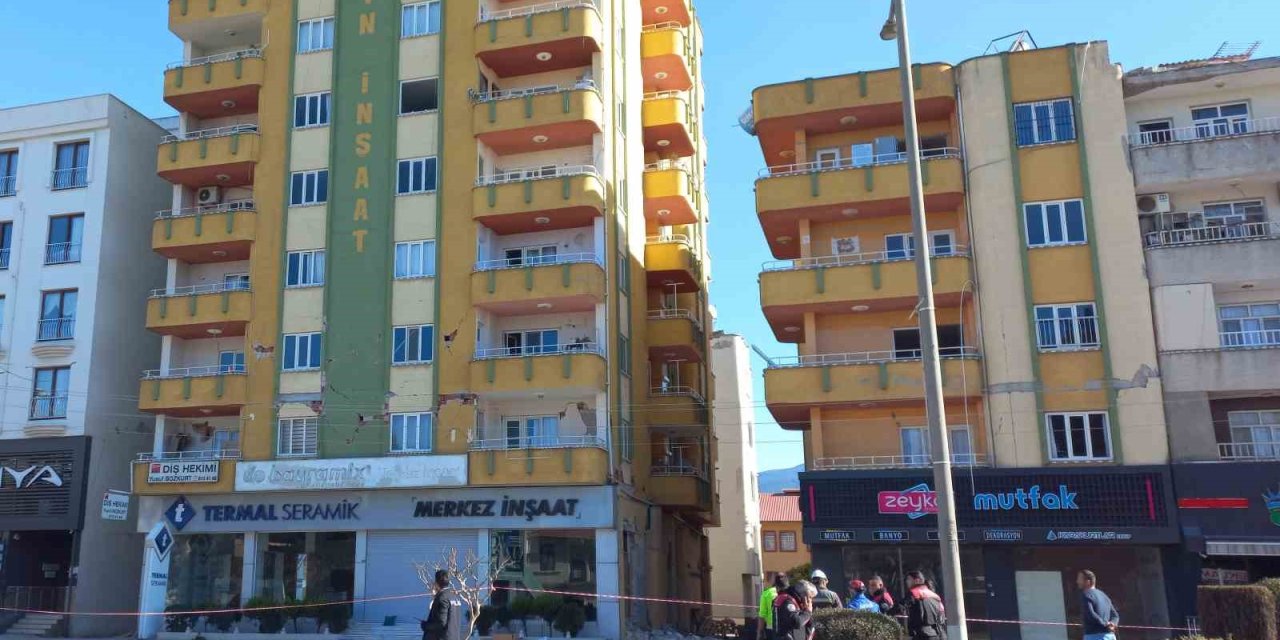 Osmaniye’de Polis Boşaltılan Binaların Çevresinde Nöbet Tutmaya Başladı