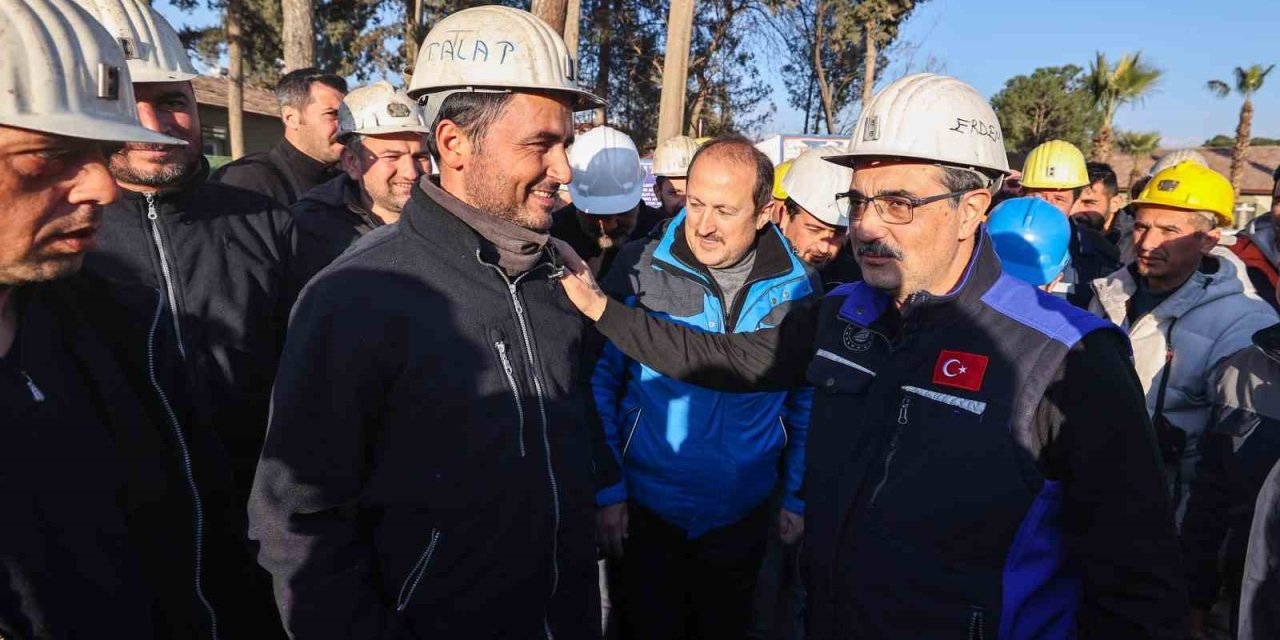 Bakan Dönmez, Kırıkhan’da Arama Kurtarma Faaliyetlerine Destek Veren Madencileri Ziyaret Etti