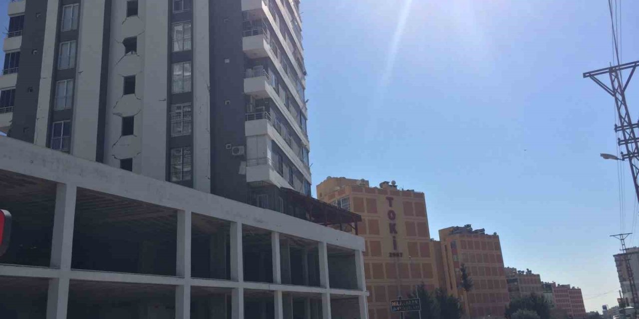 Toki’de Çizik Bile Yok, Yanı Başındaki Binalar Ağır Hasarlı