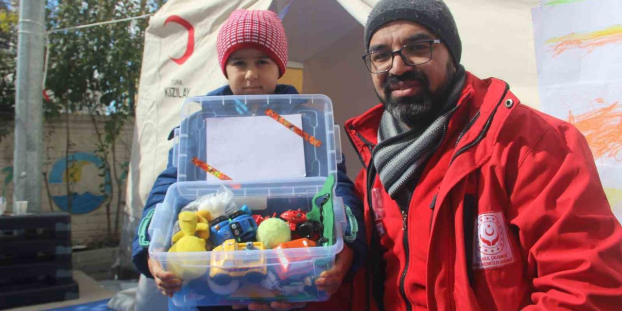 Kendi Oyuncaklarını Yazdıkları Notlarla Depremzede Çocuklara Gönderiyorlar