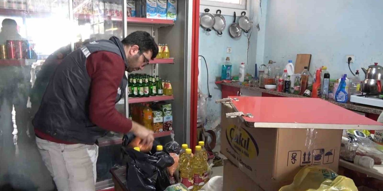 Depremzede Esnaftan Depremden Etkilenen Ailelere Gıda Kolisi