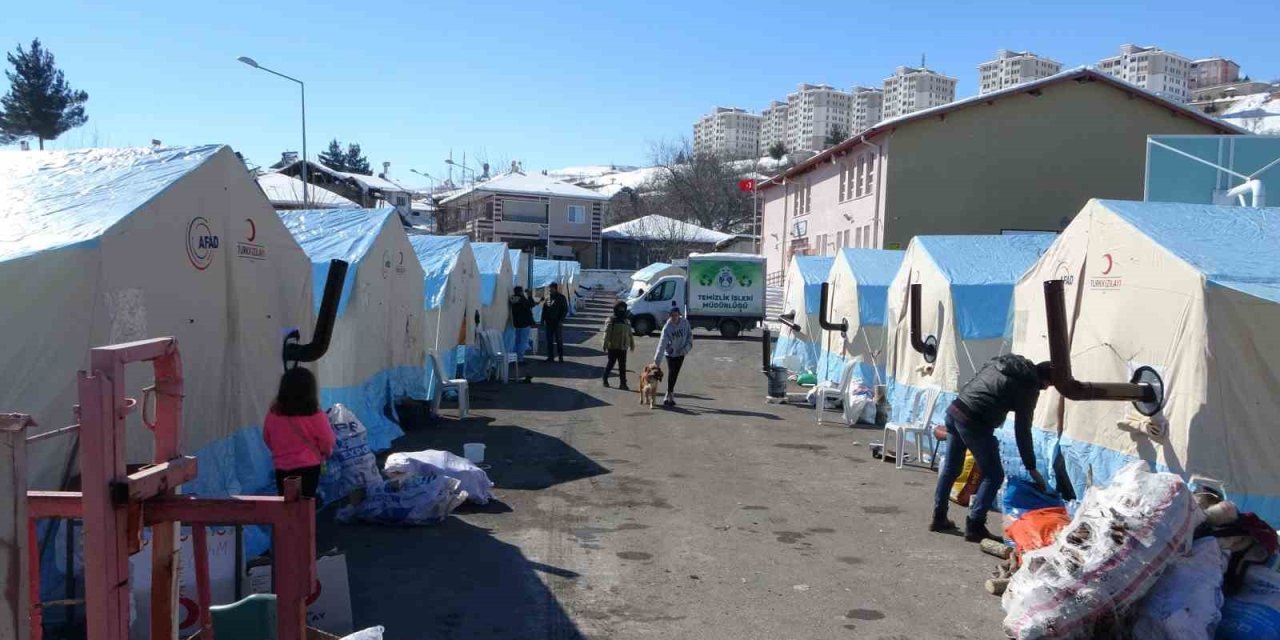 Depremin Vurduğu Akçadağ’da Yaralar Sarılıyor