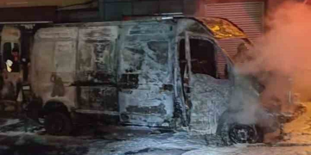 Küçükçekmece’de Park Halindeki Araç Alev Topuna Döndü