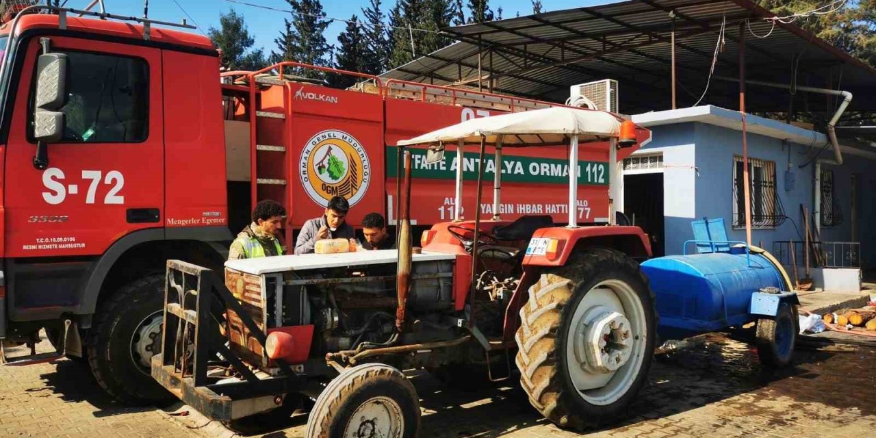 Deprem Bölgesinde Bulunan ’ateş Savaşçıları’ Afetzedelere Su Taşıyor