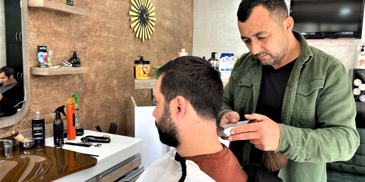 Büyük Depremlerin Ardından Antalyalı Berberden Takdir Toplayan Davranış