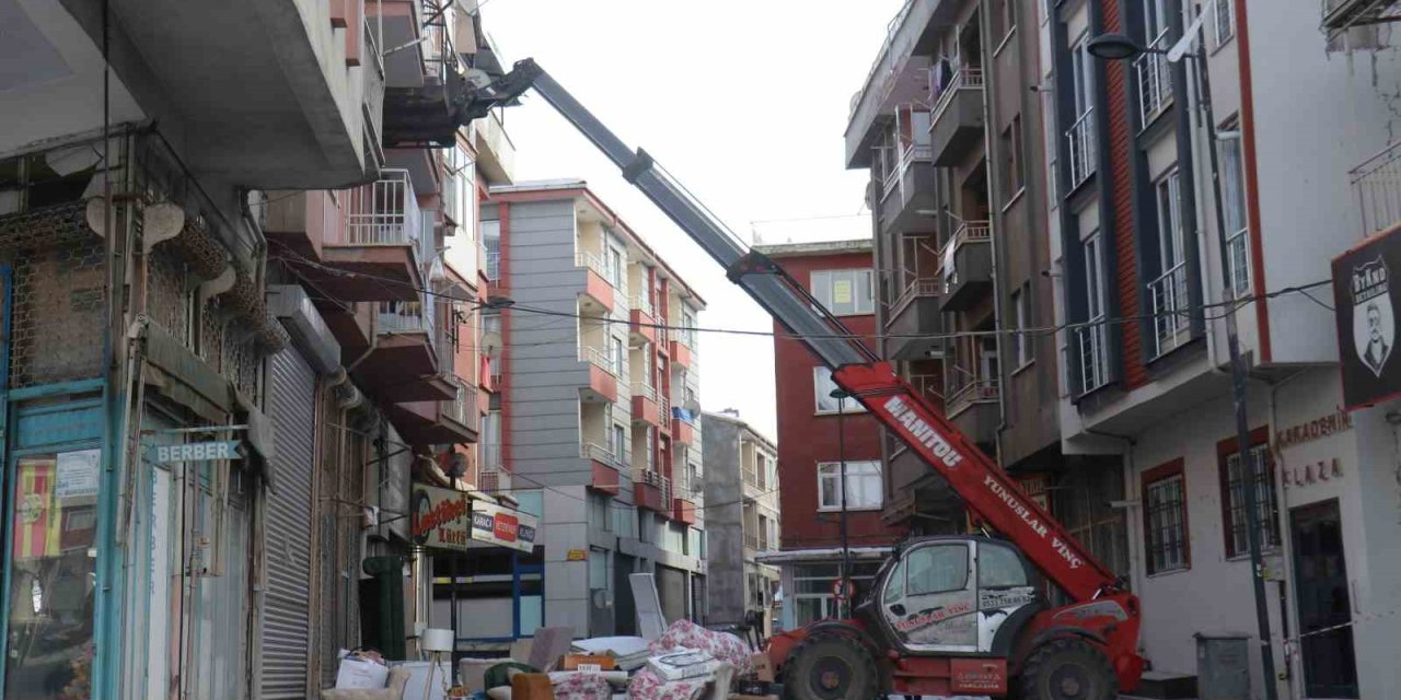 Malatya’da Vatandaşlar Hasarlı Binalardan Eşyalarını Taşımaya Başladı