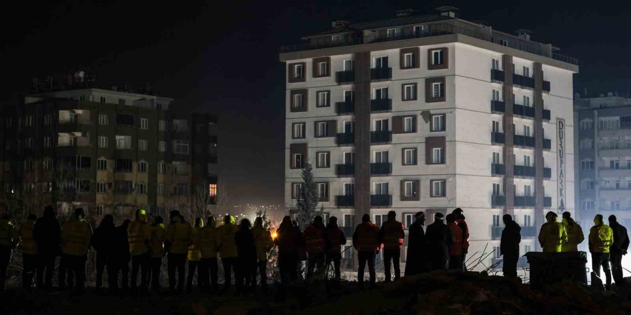Kahramanmaraş’ta Gece Boyunca Enkaz Altındaki Yakınlarından Haber Beklediler