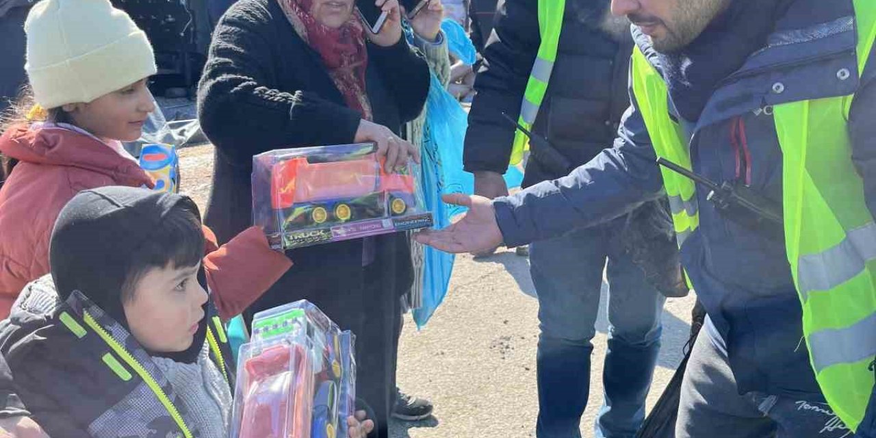 Depremzede Çocuklar İçin Oyuncak Dolusu Araçlar Afet Bölgesinde