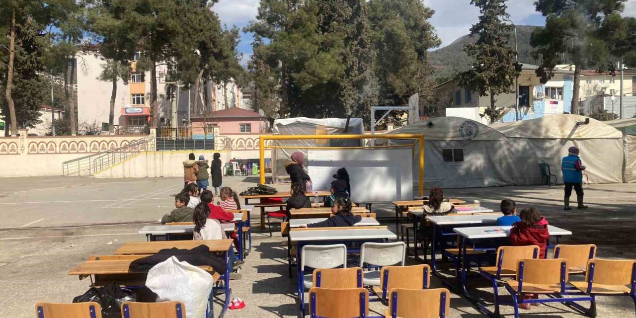 Emine Öğretmen, Depremzede Çocukları Eğlendiriyor