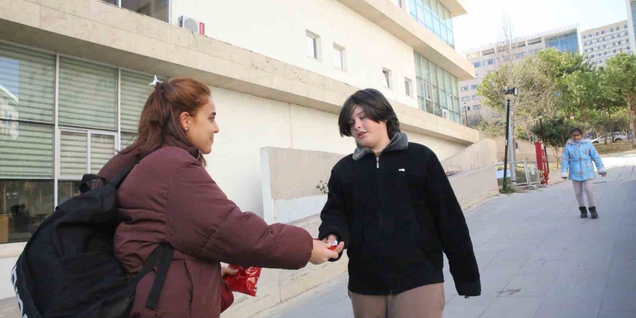 Üniversite Öğrencileri Kendi Malzemelerini Depremzedelere Bırakıyor