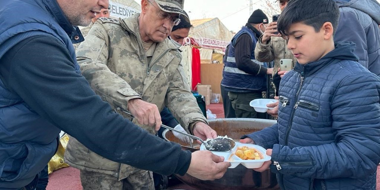 Jandarma Genel Komutanı Orgeneral Çetin, Depremzedelere Yemek Dağıttı